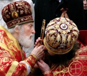 Целование креста. Май 2006.
