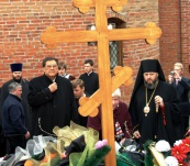 На могиле архиепископа. Апрель 2008 г.